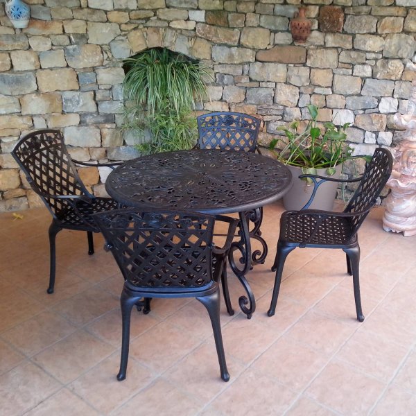 Choose our Flora Aluminium garden table for its beautiful design