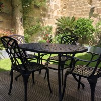 Vista previa: Customer photo of a June 4 seater with April chairs in a walled garden