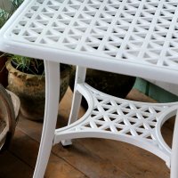 Vista previa: White_Sandra_Side_Table_Cast_Aluminium_Garden_Furniture_5