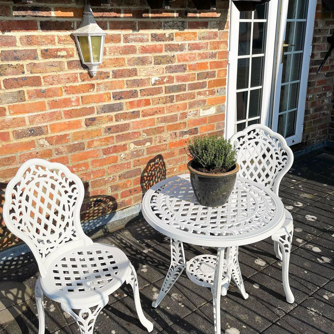 Ivy conjunto bistró jardín - mesa y 2 sillas, blanco | Lazy Susan